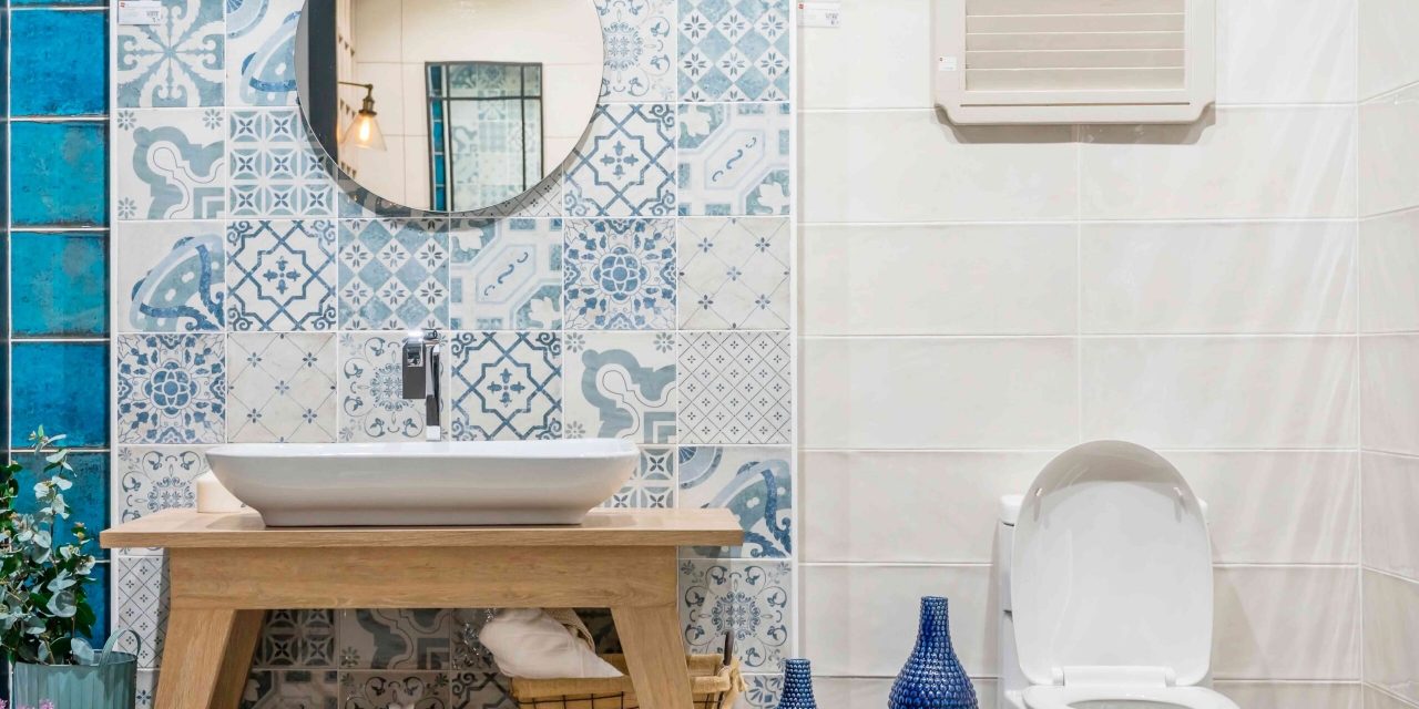 ¿Qué baldosas funcionan mejor en baños pequeños?