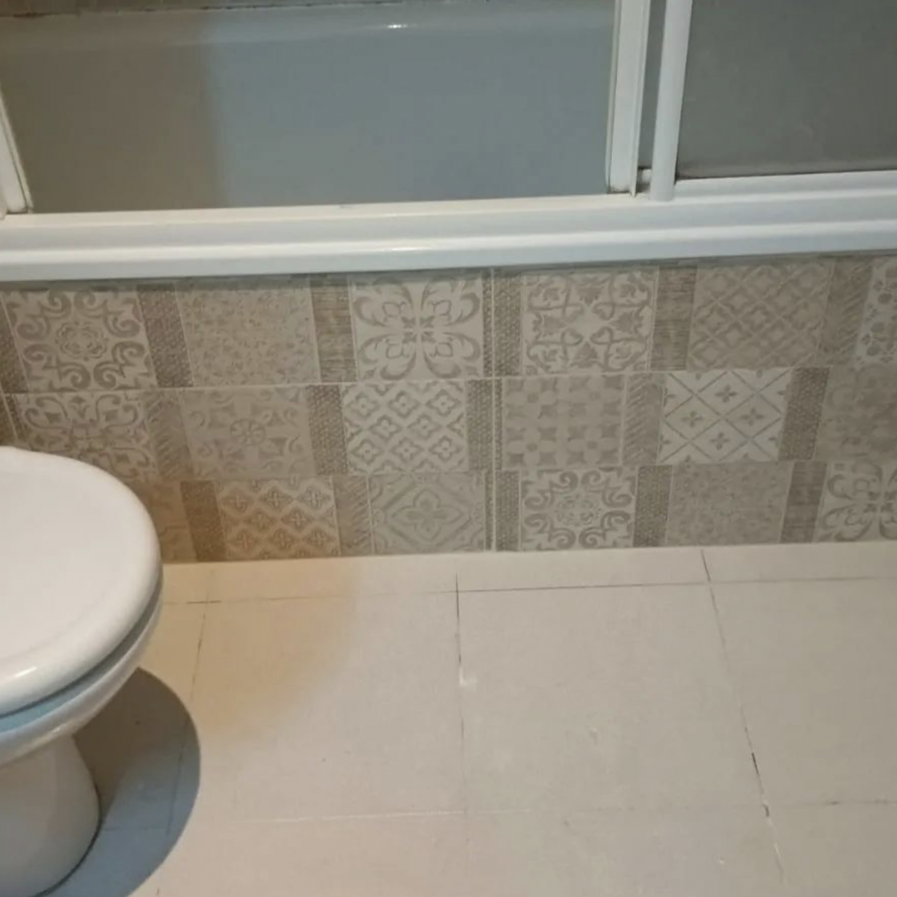 Alicatado en faldon de bañera