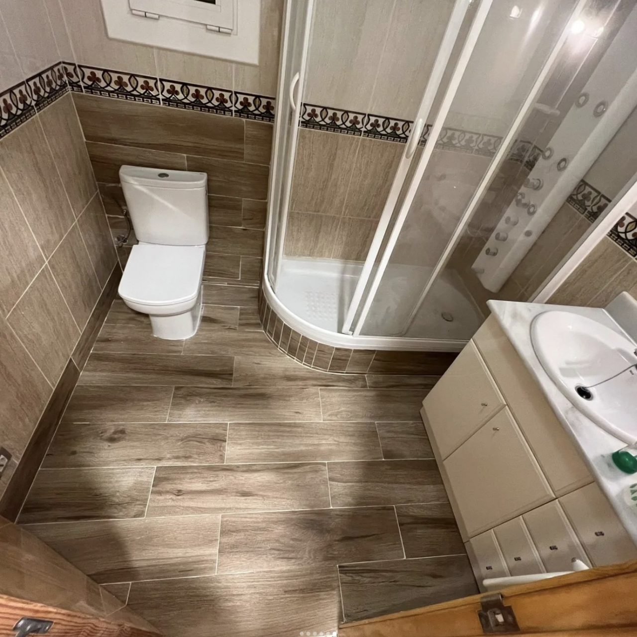 Solado y alicatado de baño